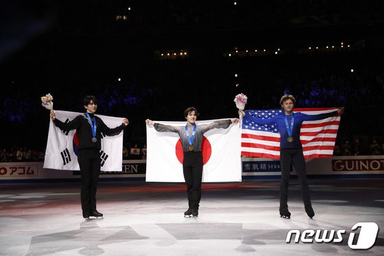 국제빙상경기연맹(ISU) 세계선수권대회 은메달을 획득한 차준환(왼쪽). © 로이터=뉴스1
