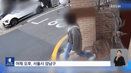 본문 이미지 - 한 여성이 차에 깔리는 사고를 당하자 순식간에 모여든 시민들이 함께 차를 들어 올려 구조했다. (KBS)