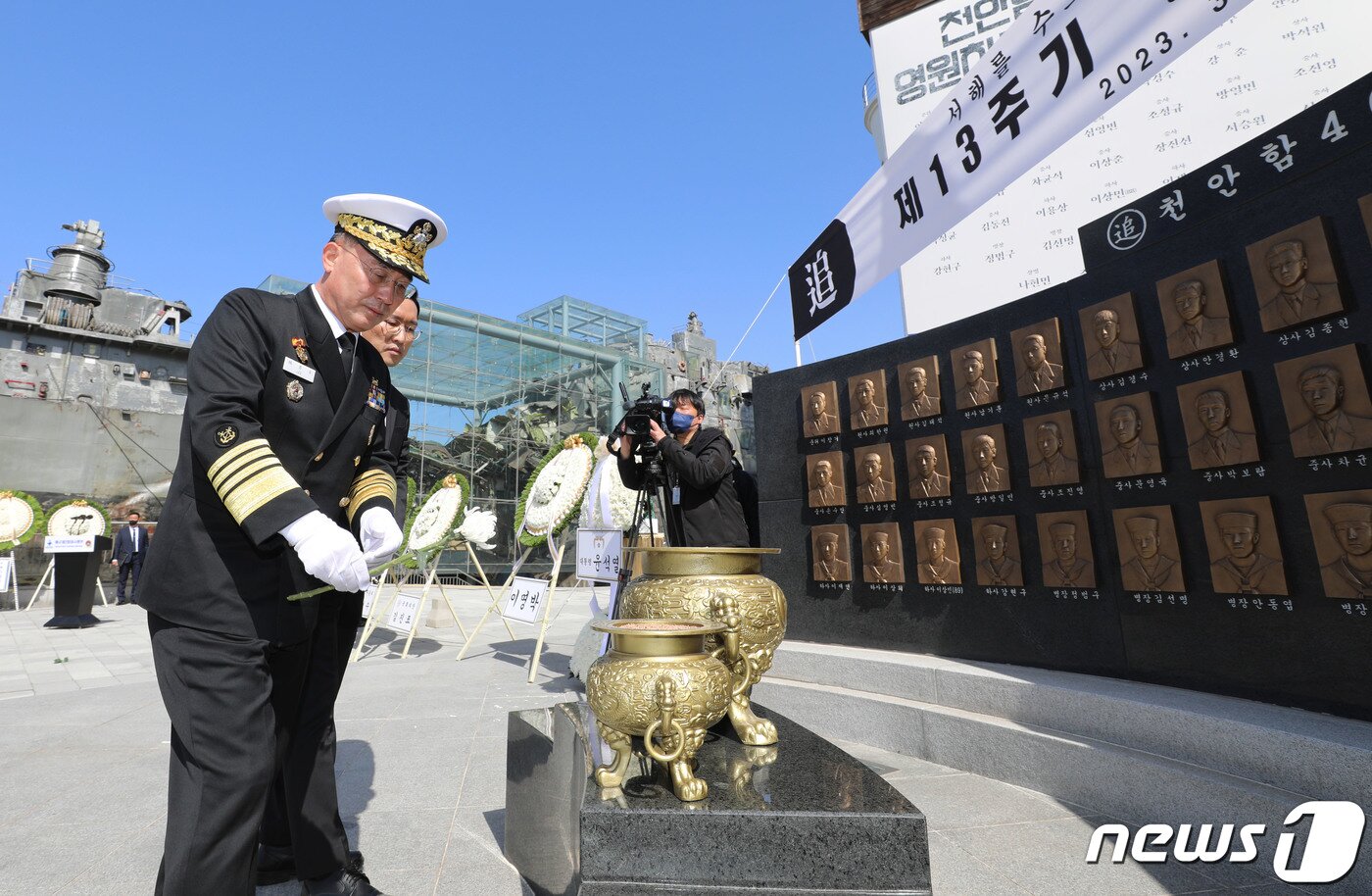 본문 이미지 - 이종호 해군참모총장이 26일 오전 경기 평택시 해군 제2함대사령부에서 열린 '제13주기 천안함 46용사 추모식'에서 헌화를 하고 있다. 2023.3.26/뉴스1 ⓒ News1 김영운 기자