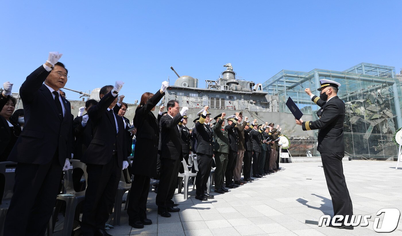 본문 이미지 - 26일 오전 경기 평택시 해군 제2함대사령부에서 열린 '제13주기 천안함 46용사 추모식'에서 유가족들과 내빈들이 해양수호 결의문을 제창하고 있다. 2023.3.26/뉴스1 ⓒ News1 김영운 기자