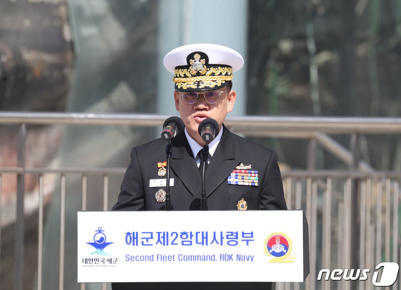 (평택=뉴스1) 김영운 기자 = 안상민 해군 2함대사령관이 26일 오전 경기 평택시 해군 제2함대사령부에서 열린 '제13주기 천안함 46용사 추모식'에서 추모사를 하고 있다. 20 …