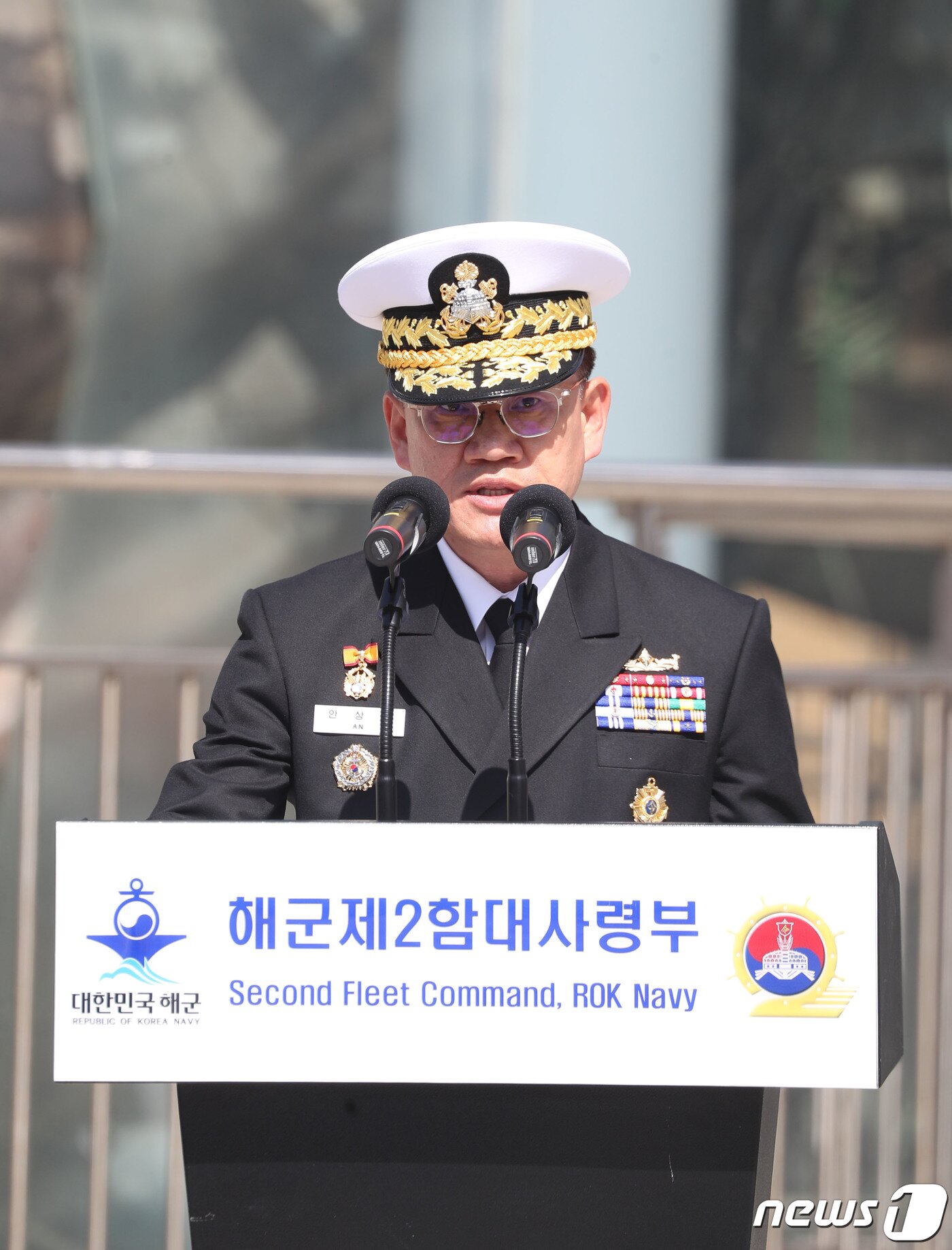 본문 이미지 - 안상민 해군 2함대사령관이 26일 오전 경기 평택시 해군 제2함대사령부에서 열린 '제13주기 천안함 46용사 추모식'에서 추모사를 하고 있다. 2023.3.26/뉴스1 ⓒ News1 김영운 기자