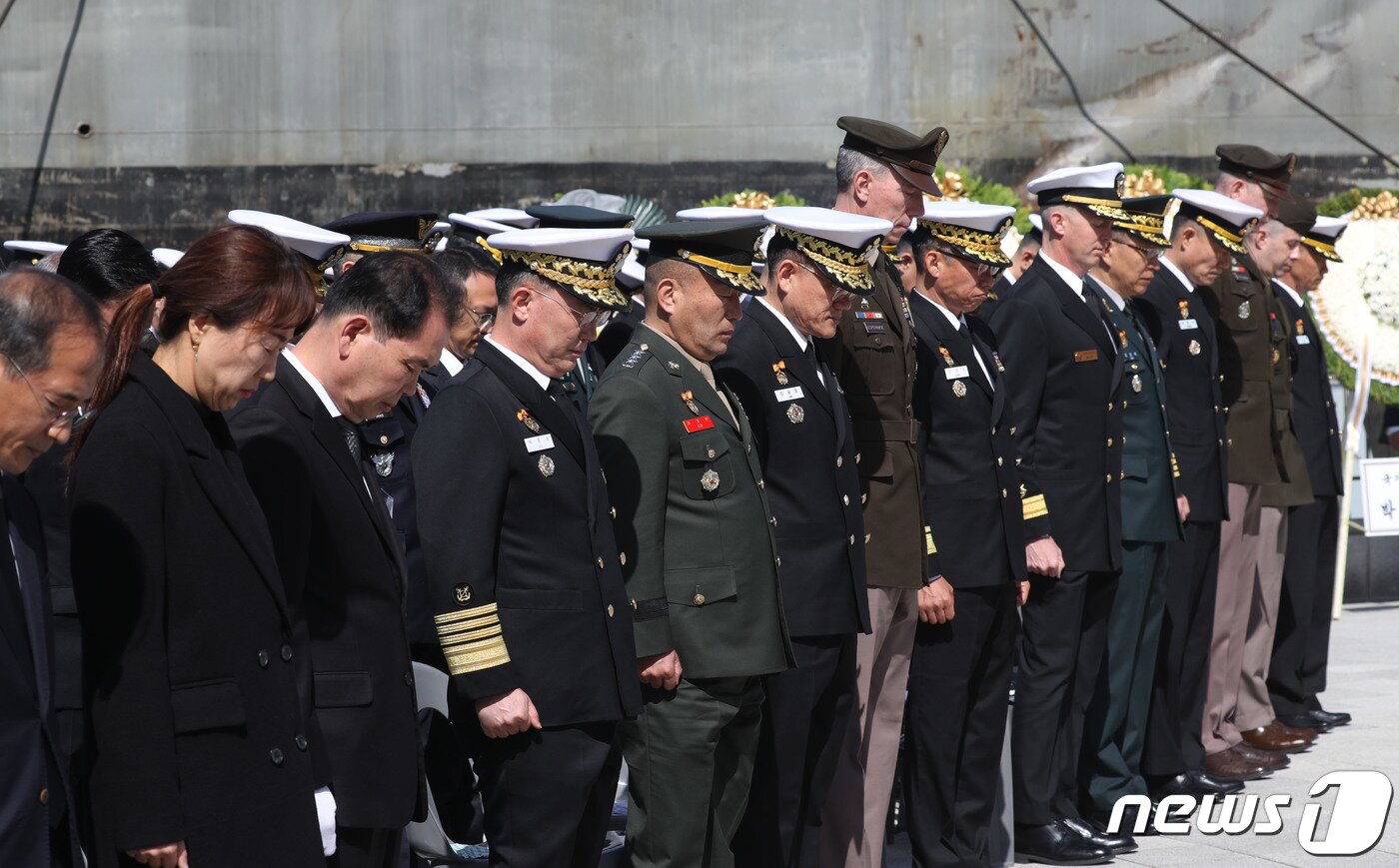 본문 이미지 - 26일 오전 경기 평택시 해군 제2함대사령부에서 열린 '제13주기 천안함 46용사 추모식'에서 유가족들과 내빈들이 천안함 46용사에 대한 묵념을 하고 있다. 2023.3.26/뉴스1 ⓒ News1 김영운 기자