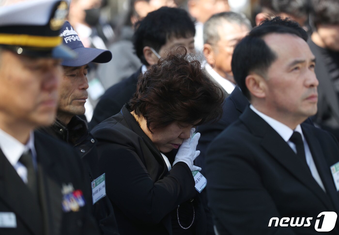 본문 이미지 - 26일 오전 경기 평택시 해군 제2함대사령부에서 열린 '제13주기 천안함 46용사 추모식'에서 한 유가족이 참았던 눈물을 보이고 있다. 2023.3.26/뉴스1 ⓒ News1 김영운 기자