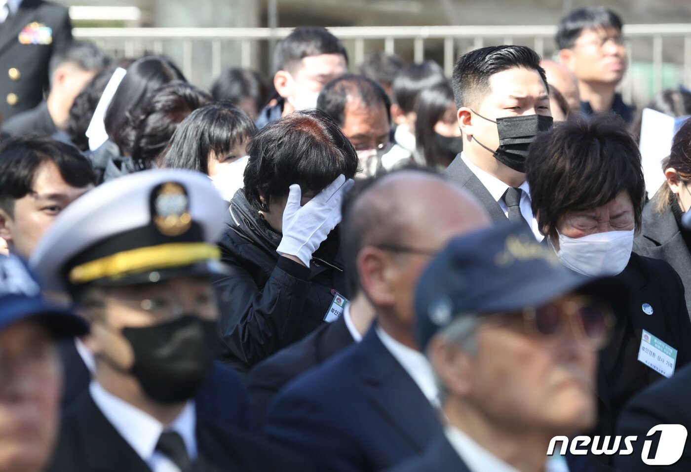 본문 이미지 - 26일 오전 경기 평택시 해군 제2함대사령부에서 열린 '제13주기 천안함 46용사 추모식'에서 한 유가족이 참았던 눈물을 보이고 있다. 2023.3.26/뉴스1 ⓒ News1 김영운 기자