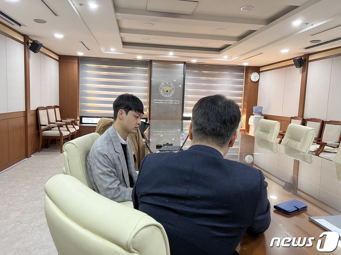 본문 이미지 - 유지훈 경찰청 금융범죄수사계장(경정,오른쪽)이 지난 13일 경찰청 뉴스1과의 인터뷰에서 질문에 답하고 있다(향후 수사 차질을 예방하기 위해 뒷모습만 공개). ⓒ 뉴스1 김정현 기자