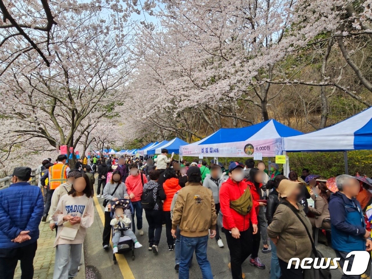 26일 부산 금정구 윤산로에서 열린 ‘제7회 금정 윤산 벚꽃축제’ 행사·체험 부스가 나들이객으로 붐비고 있다.2023.3.26/뉴스1 ⓒ News1 강승우 기자