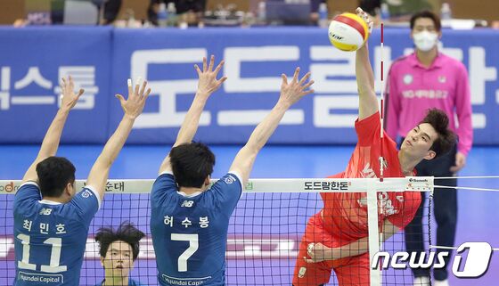 26일 수원실내체육관에서 열린 프로배구 남자부 V리그 PO 2차전 한국전력과 현대캐피탈의 경기에서 한국전력 임성진이 공격을 하고 있다. (힌국전력 배구단 제공) 2023.3.26/뉴스1 © News1 장수영 기자