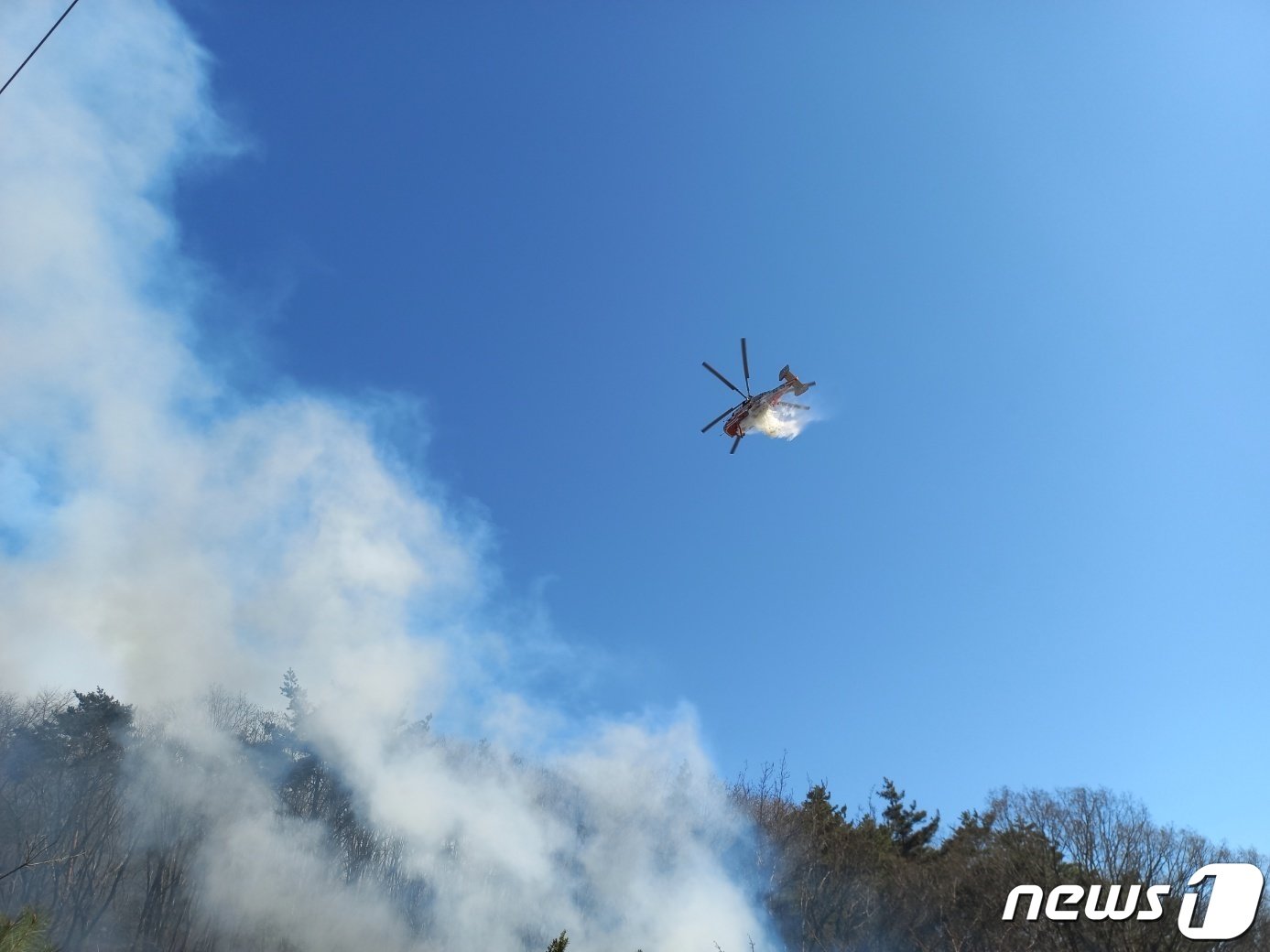 오후 2시 44분께 인천시 강화군 화도면 동막리 마니산에서 불이났다는 신고가 소방당국과 산림청에 접수돼 대응하고 있다.&#40;인천소방본부 제공&#41;2023.3.26/뉴스1 ⓒ News1 박아론 기자