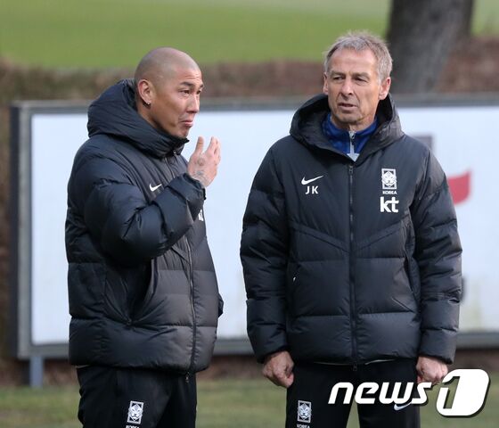 위르겐 클린스만 축구 국가대표팀 감독과 차두리 테크니컬 어드바이저가 26일 경기 파주 축구국가대표트레이닝센터(NFC)에서 열린 훈련에서 대화를 하고 있다. 2023.3.26/뉴스1 © News1 송원영 기자