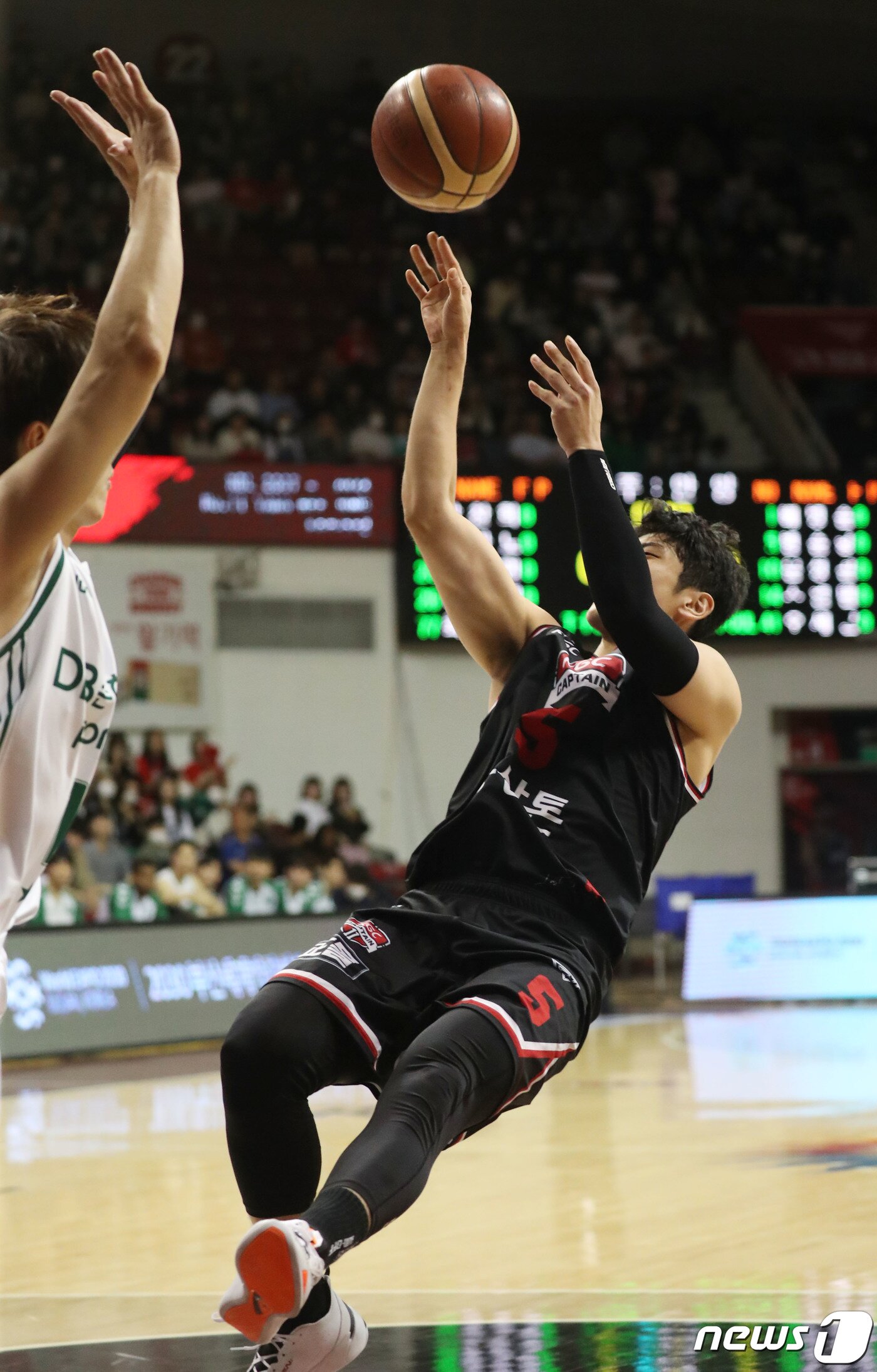 본문 이미지 - 26일 오후 경기 안양시 동안구 안양실내체육관에서 열린 '2022-2023 SKT 에이닷 프로농구' 안양 KGC 인삼공사와 원주 DB 프로미의 경기에서 KGC 변준형이 슛을 하고 있다. 2023.3.26/뉴스1 ⓒ News1 김영운 기자