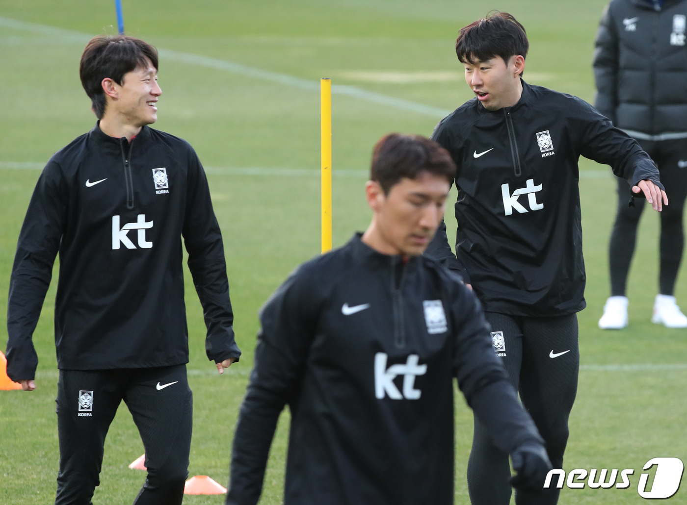 (파주=뉴스1) 송원영 기자 = 축구 국가대표팀 주장 손흥민과 이재성이 26일 경기 파주 축구국가대표트레이닝센터(NFC)에서 훈련을 하고 있다. 2023.3.26/뉴스1