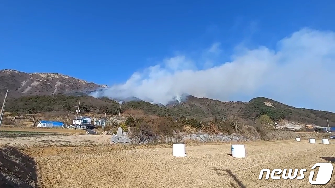 (인천=뉴스1) 장수영 기자 = 26일 오후 2시 44분경 인천광역시 강화군 화도면 동막리 마니산 초입부에서 산불이 발생해 산림청 및 소방본부 관계자들이 진화작업을 벌이고 있다. …