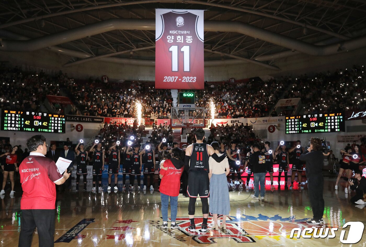 본문 이미지 - 안양 KGC 인삼공사 양희종이 26일 오후 경기 안양시 동안구 안양실내체육관에서 '2022-2023 SKT 에이닷 프로농구' 안양 KGC 인삼공사와 원주 DB 프로미의 경기 중 열린 은퇴식에서 영구결번식을 지켜보고 있다. 이날 열린 양희종 은퇴식에서는 2007년부터 2023년까지 17년 동안 팀에 헌신한 선수를 기념하기 위해 영구 결번식을 진행하고, 기념패를 전달했다. 2023.3.26/뉴스1 ⓒ News1 김영운 기자