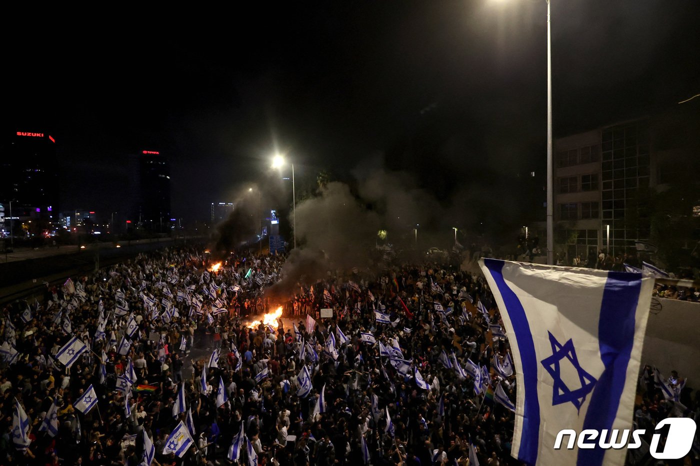 본문 이미지 - 26일(현지시간) 이스라엘 예루살렘에서 베냐민 네타냐후 이스라엘 총리의 사법부 무력화 입법안에 반대하는 시위가 벌어졌다. 23.03.26 ⓒ 로이터=뉴스1 ⓒ News1 김예슬 기자