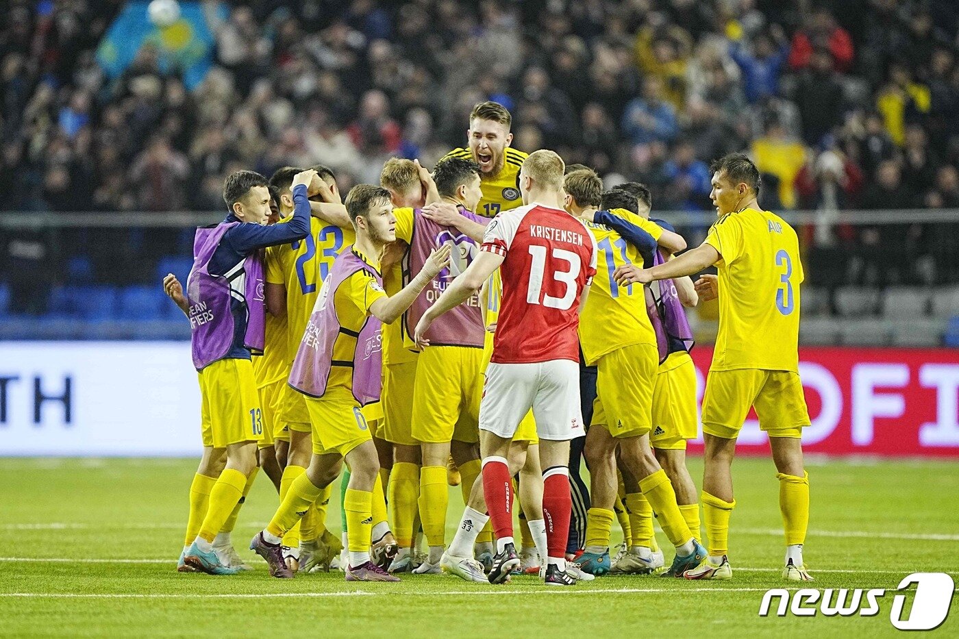 본문 이미지 - 덴마크를 꺾은 카자흐스탄. ⓒ AFP=뉴스1