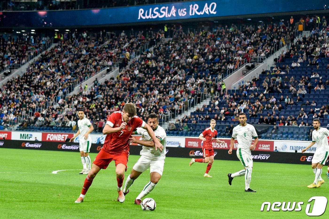 본문 이미지 - 안방인 상트 페테르부르크에서 이라크와 친선경기를 치른 러시아 ⓒ AFP=뉴스1