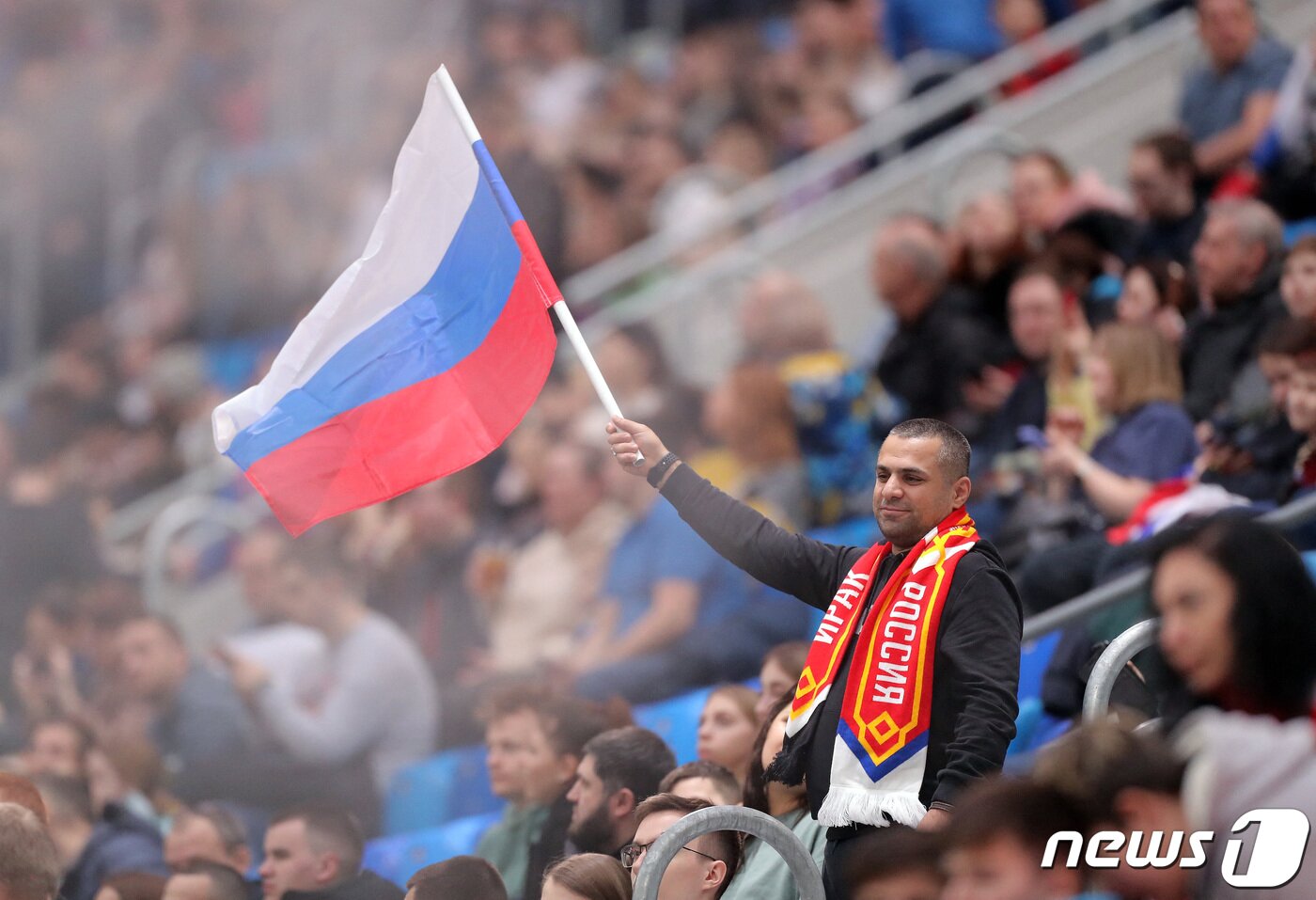본문 이미지 - 이라크와의 평가전에서 러시아를 응원하는 팬들의 모습. ⓒ 로이터=뉴스1