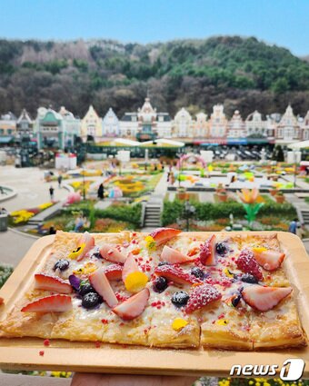 본문 이미지 - 에버랜드 가든테라스 레스토랑 딸기꽃 피자(에버랜드 제공)