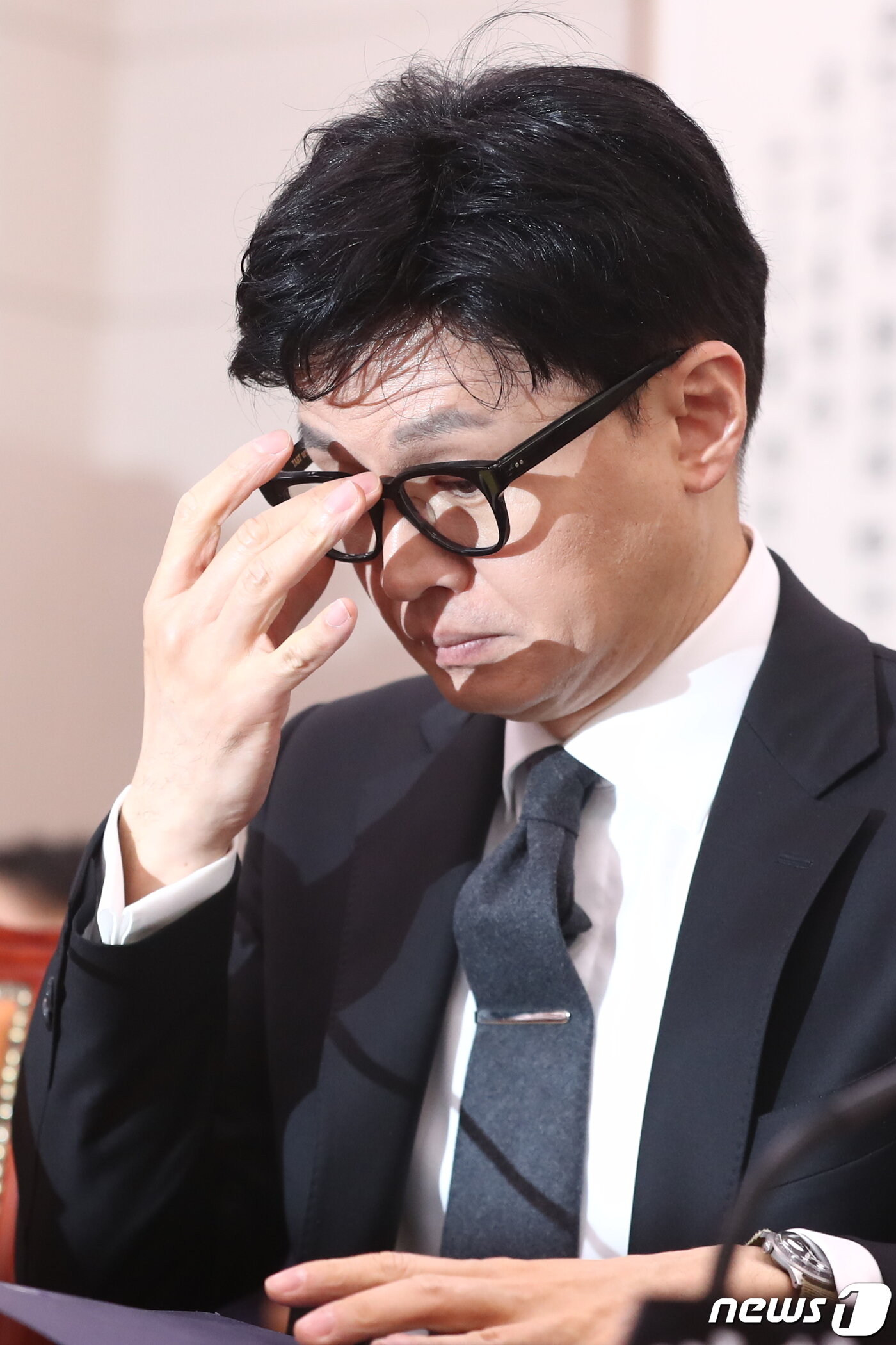본문 이미지 - 한동훈 법무부 장관이 27일 서울 여의도 국회에서 열린 제404회 국회(임시회) 법제사법위원회 제2차 전체회의에 출석해 안경을 고쳐 쓰고 있다. 2023.3.27/뉴스1 ⓒ News1 유승관 기자