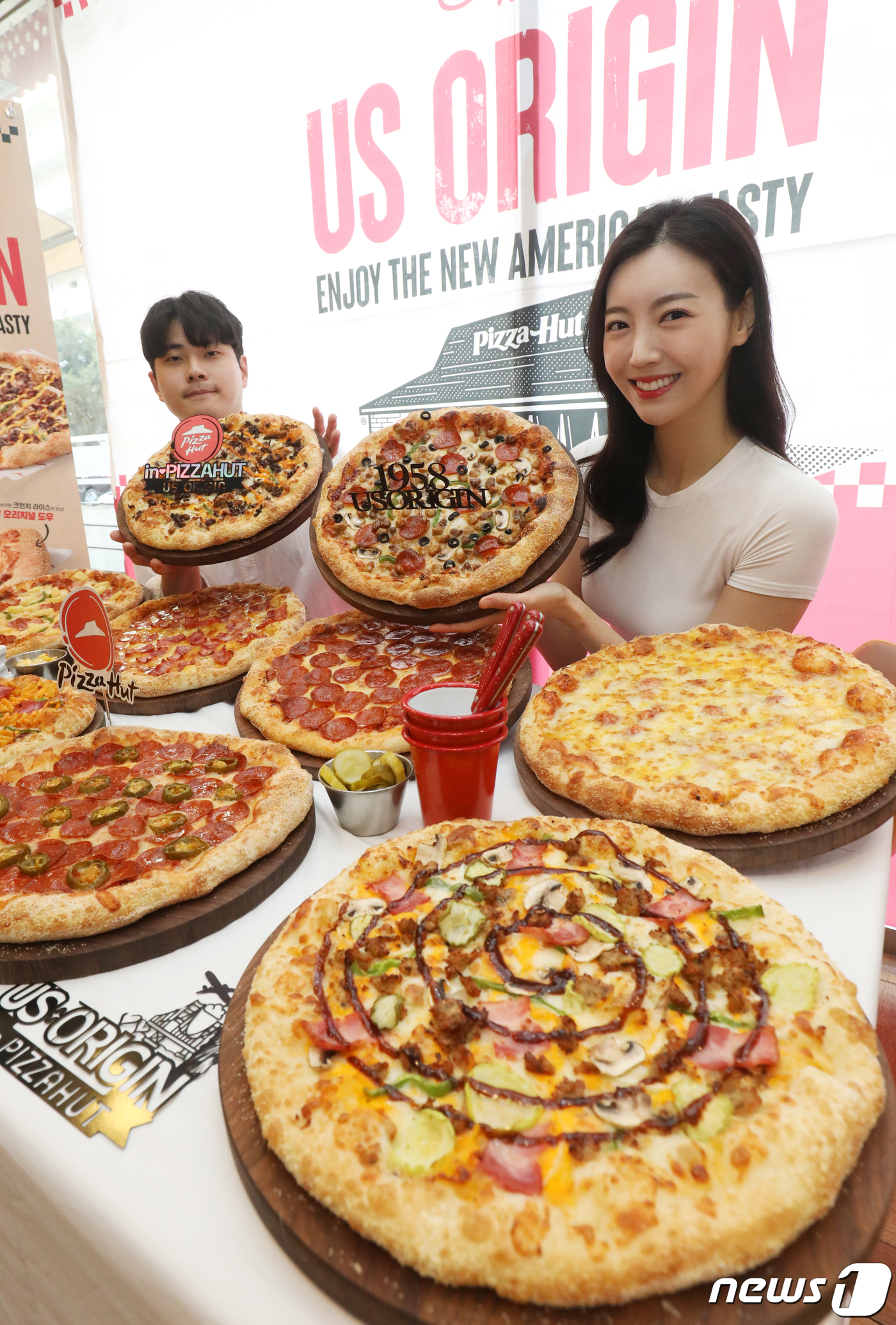 (서울=뉴스1) 송원영 기자 = 27일 서울 영등포구 피자헛 여의도중앙점에서 열린 미국 오리지널 스타일을 구현한 '1958 US ORIGIN(오리진)' 출시 행사에서 모델들이 19 …