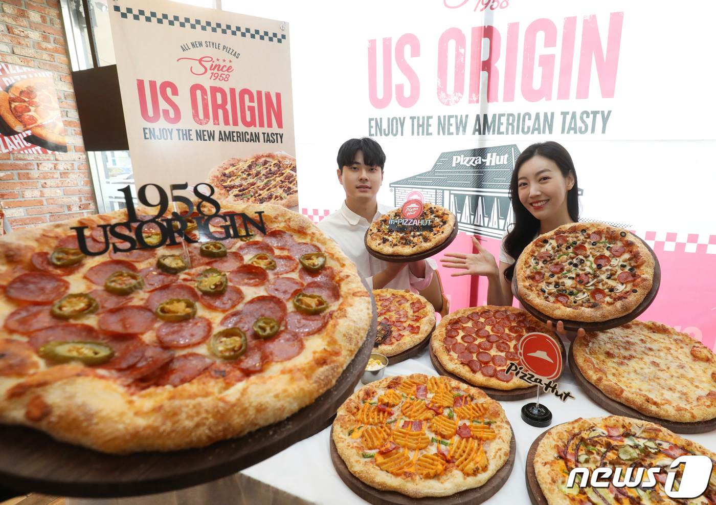 (서울=뉴스1) 송원영 기자 = 27일 서울 영등포구 피자헛 여의도중앙점에서 열린 미국 오리지널 스타일을 구현한 '1958 US ORIGIN(오리진)' 출시 행사에서 모델들이 19 …