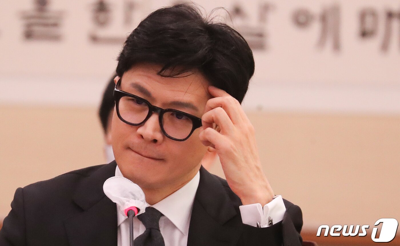 본문 이미지 - 한동훈 법무부 장관이 27일 서울 여의도 국회에서 열린 법제사법위원회 전체회의에서 의원들의 질의를 들으며 생각에 잠겨 있다. 2023.3.27/뉴스1 ⓒ News1 허경 기자