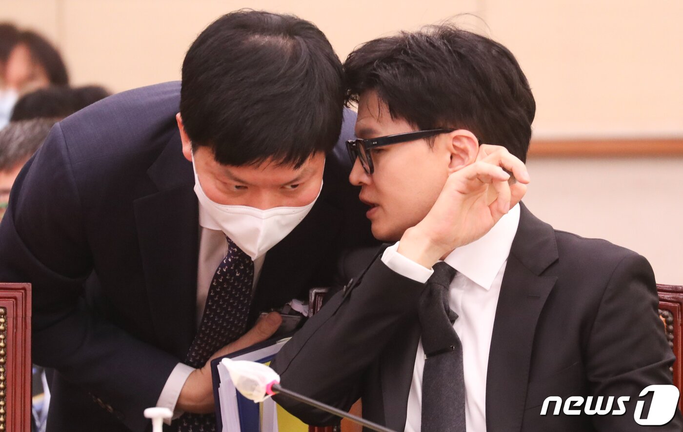 본문 이미지 - 한동훈 법무부 장관이 27일 서울 여의도 국회에서 열린 법제사법위원회 전체회의에서 관계자와 대화하고 있다. 2023.3.27/뉴스1 ⓒ News1 허경 기자
