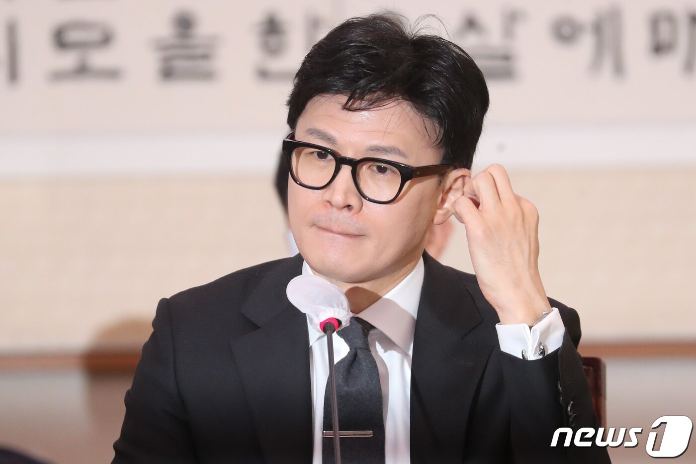 본문 이미지 - 한동훈 법무부 장관이 27일 서울 여의도 국회에서 열린 법제사법위원회 전체회의에서 의원들의 질의를 들으며 생각에 잠겨 있다. 2023.3.27/뉴스1 ⓒ News1 허경 기자