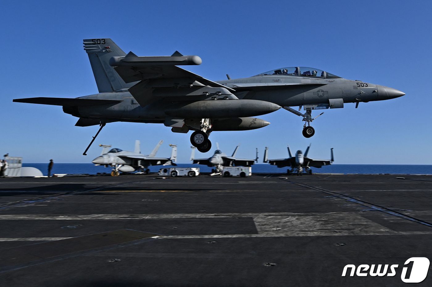 본문 이미지 - 미 해군 항공모함 '니미츠'와 함재기 F/A-18 '호닛' ⓒ AFP=뉴스1