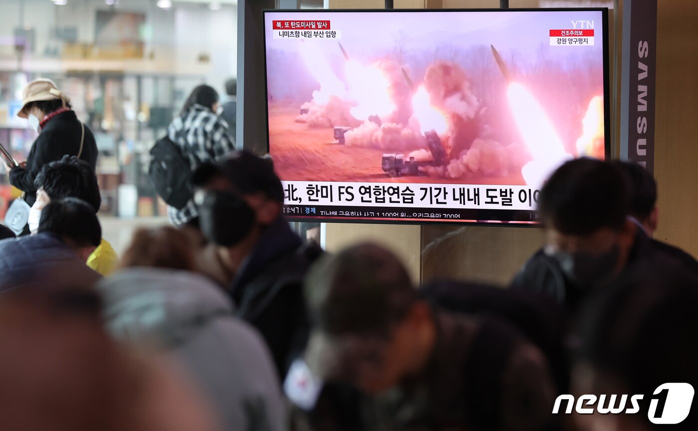 본문 이미지 - 서울역 대합실에서 북한의 탄도미사일 발사 관련 뉴스가 나오고 있다. 2023.3.27/뉴스1 ⓒ News1 구윤성 기자