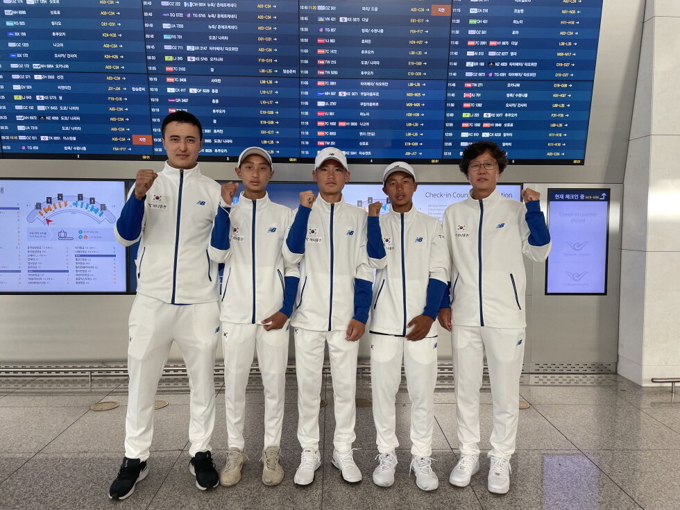 본문 이미지 - 14세 이하 남자 대표팀은 2023 ITF 월드주니어테니스대회 아시아/오세아니아 지역 예선 참가를 위해 25일 말레이시아 쿠칭으로 출국했다.(대한테니스협회 제공)