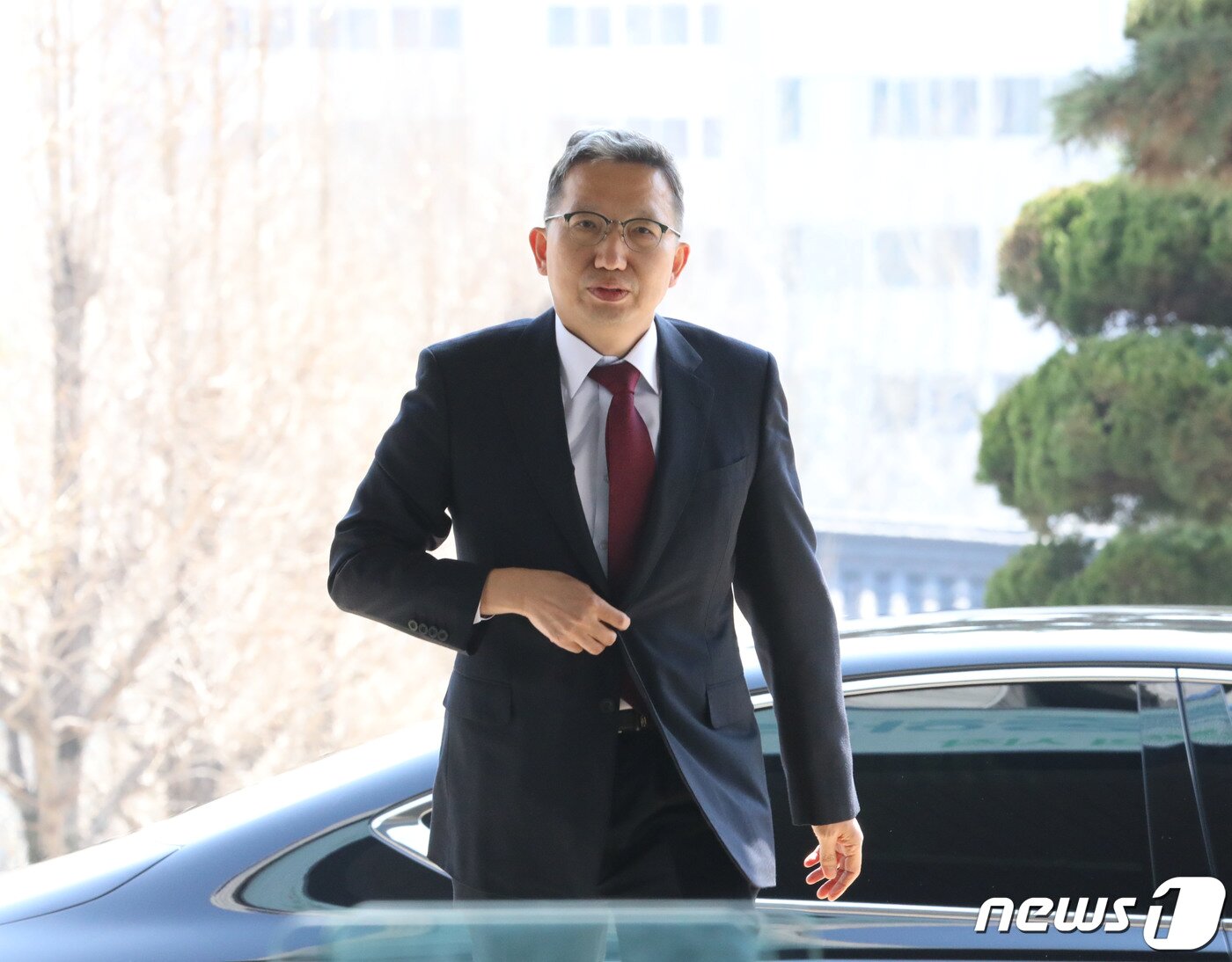 본문 이미지 - 국가수사본부장에 임명된 우종수 경기남부경찰청장(치안정감)이 27일 오후 경기 수원시 장안구 경기남부경찰청으로 외부일정을 마치고 들어오고 있다. 우 신임 본부장은 오는 29일 대통령에게 임명장을 받은 뒤 2년 임기를 시작한다. 2023.3.27/뉴스1 ⓒ News1 김영운 기자