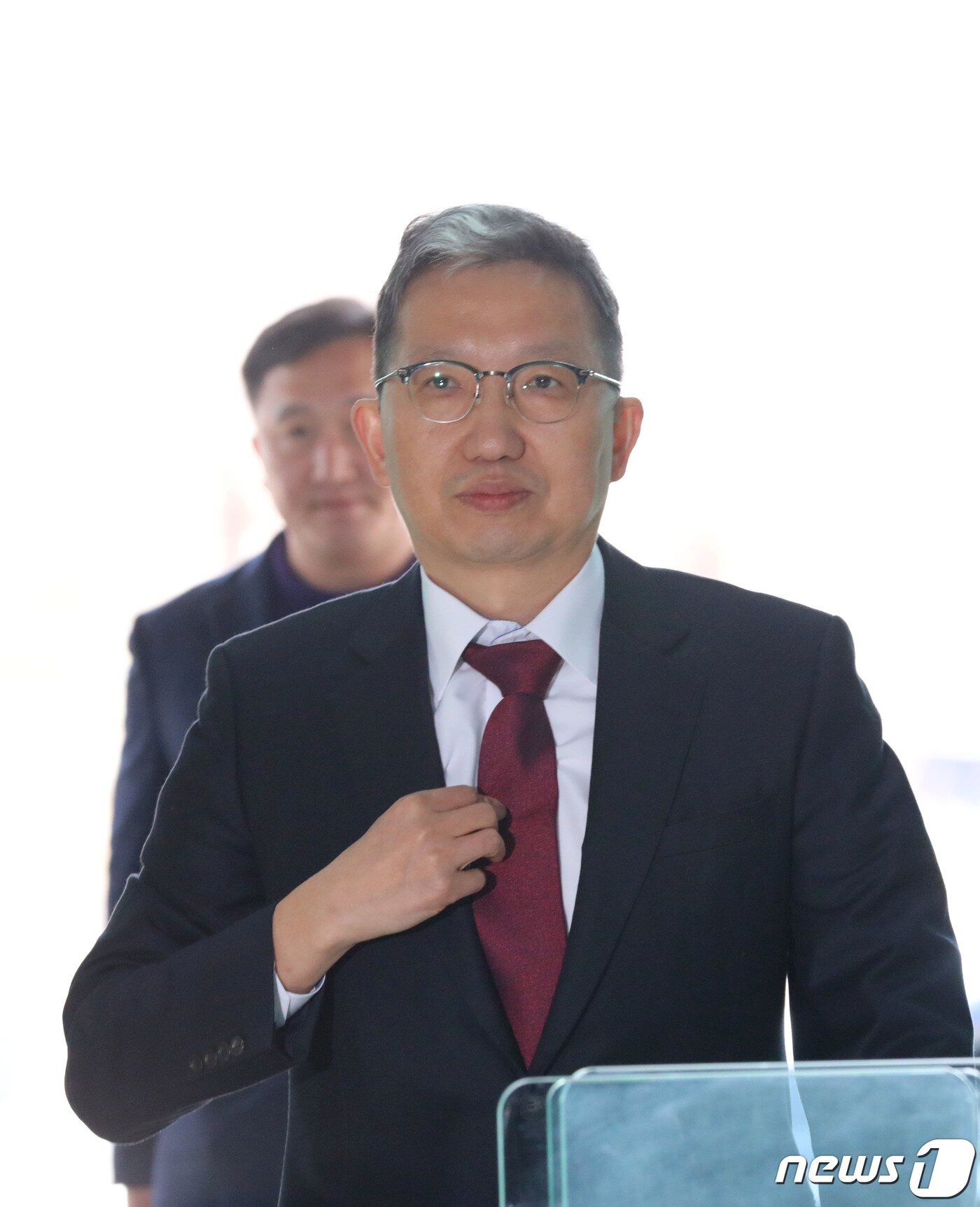 본문 이미지 - 국가수사본부장에 임명된 우종수 경기남부경찰청장(치안정감)이 27일 오후 경기 수원시 장안구 경기남부경찰청으로 외부일정을 마치고 들어오고 있다. 우 신임 본부장은 오는 29일 대통령에게 임명장을 받은 뒤 2년 임기를 시작한다. 2023.3.27/뉴스1 ⓒ News1 김영운 기자