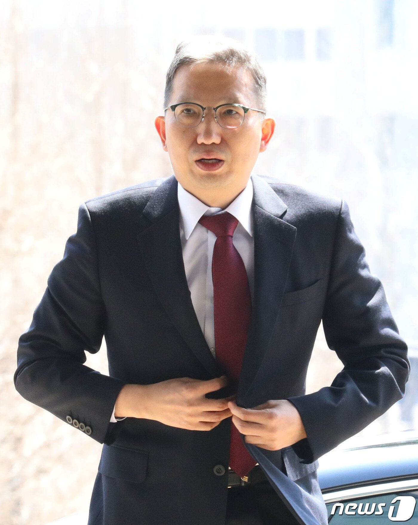 본문 이미지 - 국가수사본부장에 임명된 우종수 경기남부경찰청장(치안정감)이 27일 오후 경기 수원시 장안구 경기남부경찰청으로 외부일정을 마치고 들어오고 있다. 우 신임 본부장은 오는 29일 대통령에게 임명장을 받은 뒤 2년 임기를 시작한다. 2023.3.27/뉴스1 ⓒ News1 김영운 기자