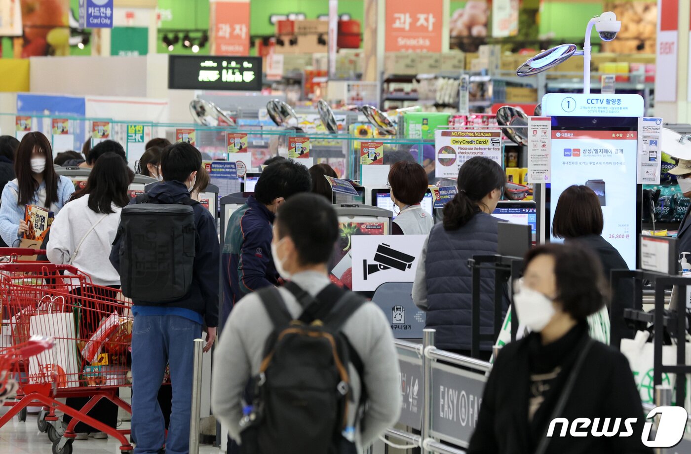 본문 이미지 - 27일 서울의 한 대형마트에서 시민들이 장을 보고 있다. 이날 통계청에 따르면 지난달 소비자물가 상승률은 4.8%로 지난해 4월(4.8%) 이후 10개월 만에 4%대로 내려오면서 물가가 어느정도 잡히는 분위기였다. 그러나 올해 들어 빵·과자·아이스크림·생수 등 가공식품에 이어 햄버거·치킨 등 외식 가격도 잇따라 인상되며 물가 안정에 부담 요인으로 작용할 전망이다. 2023.3.27/뉴스1 ⓒ News1 구윤성 기자