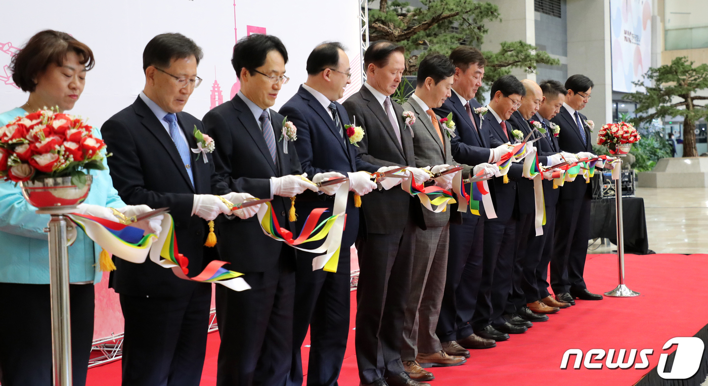(김포공항=뉴스1) 김민지 기자 = 27일 서울 강서구 김포공항에서 열린 김포~베이징·상하이 노선 운항재개 기념행사에서 윤형중 한국공항공사 사장, 싱하이밍 주한중국대사, 우기홍 대 …