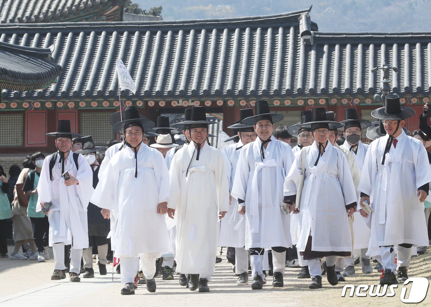 본문 이미지 - 27일 서울 종로구 경복궁 사정전에서 열린 '퇴계 선생 마지막 귀향길 재현 행사'에서 갓과 도포를 착용한 참석자들이 행사의 첫걸음을 내딛고 있다. '2023.3.27/뉴스1 ⓒ News1 송원영 기자
