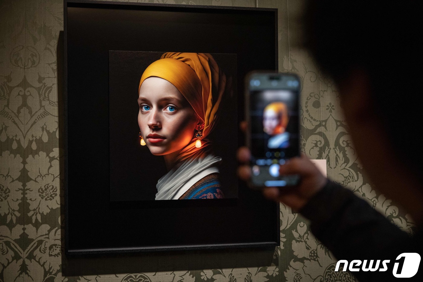 (헤이그 AFP=뉴스1) 김성식 기자 = 9일(현지시간) 네덜란드 헤이그 마우리츠하위스 미술관에서 요하네스 베르메르의 '진주 귀걸이를 한 소녀'를 모방해 인공지능(AI)으로 만든 …