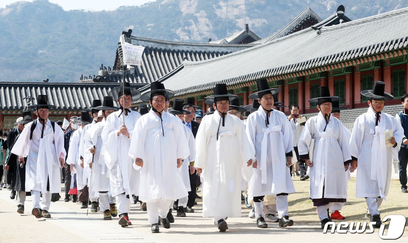 본문 이미지 - 27일 서울 종로구 경복궁 사정전에서 열린 '퇴계 선생 마지막 귀향길 재현 행사'에서 갓과 도포를 착용한 참석자들이 행사의 첫걸음을 내딛고 있다. '퇴계선생 귀향길 재현행사'는 퇴계 이황이 정계를 떠나 고향인 안동으로 떠나는 길을 재현하는 행사로, 경복궁 사정전에서 시작해 다음달 9일까지 퇴계 선생의 고향인 안동에 있는 도산서원에서 마무리할 예정이다. 2023.3.27/뉴스1 ⓒ News1 송원영 기자