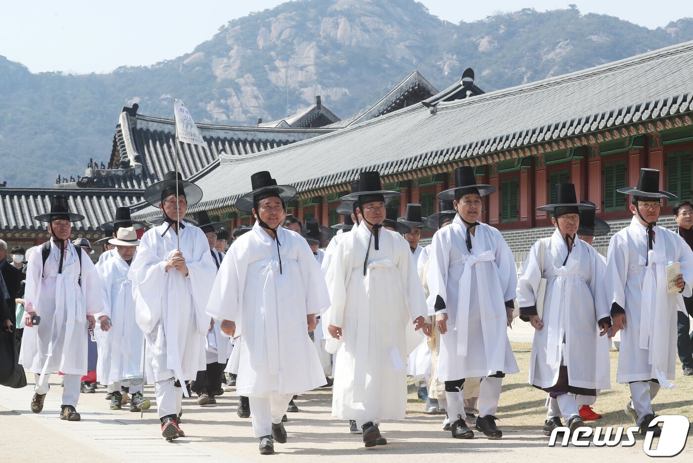 본문 이미지 - 27일 서울 종로구 경복궁 사정전에서 열린 '퇴계 선생 마지막 귀향길 재현 행사'에서 갓과 도포를 착용한 참석자들이 행사의 첫걸음을 내딛고 있다. '2023.3.27/뉴스1 ⓒ News1 송원영 기자