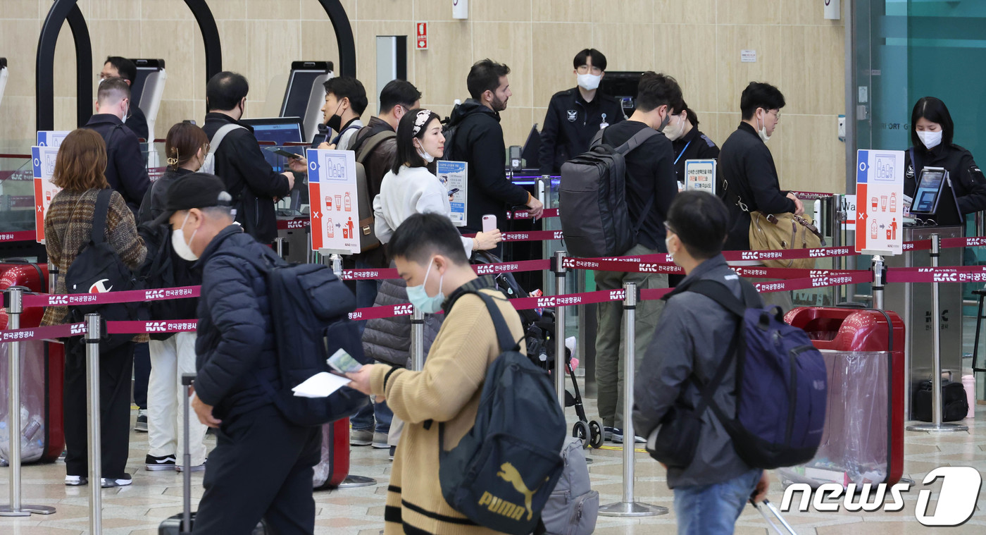 (김포공항=뉴스1) 김민지 기자 = 김포~베이징·상하이 노선 운항이 재개된 27일 서울 강서구 김포공항에서 중국행 이용 승객들이 출국장으로 이동하고 있다.이번 운항 재개로 서울과 …