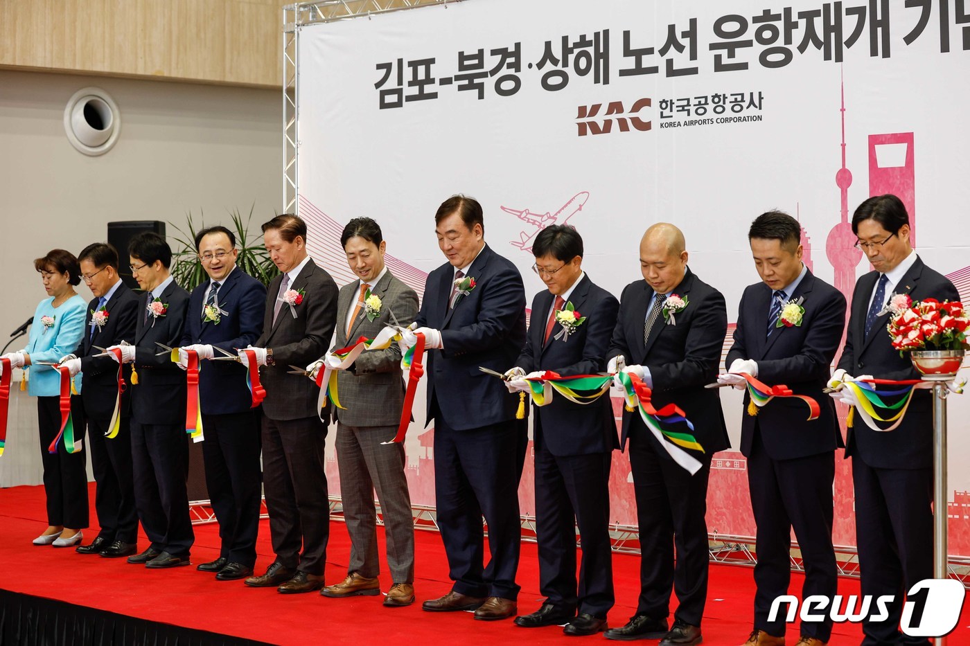 (김포공항=뉴스1) 김민지 기자 = 27일 서울 강서구 김포공항에서 열린 김포~베이징·상하이 노선 운항재개 기념행사에서 참석자들이 테이프 커팅을 하고 있다.왼쪽부터 이윤선 국립인천 …