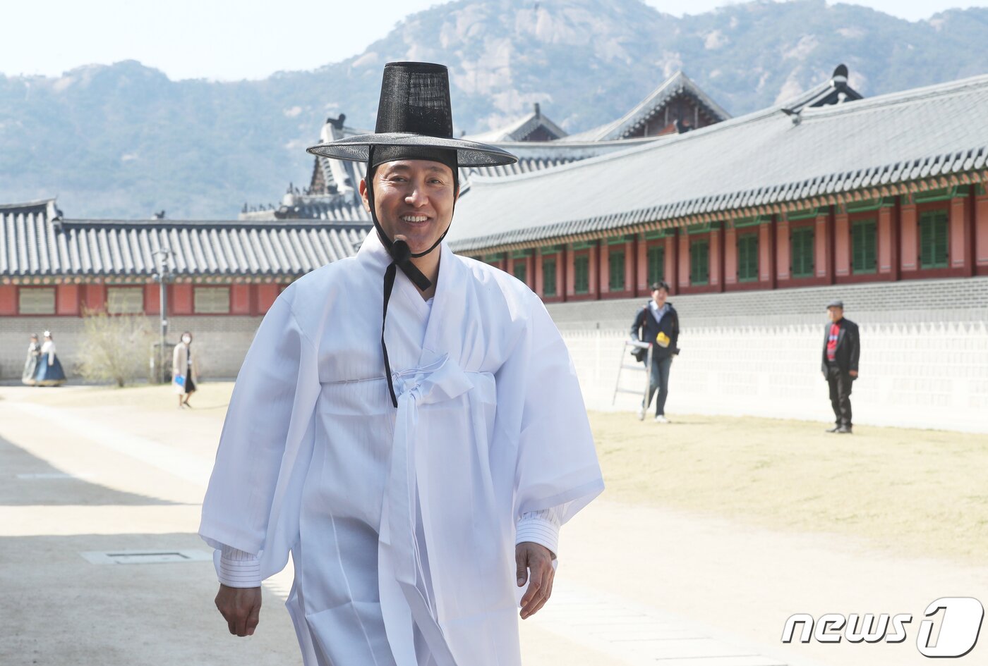 본문 이미지 - 오세훈 서울시장이 27일 서울 종로구 경복궁 사정전에서 열린 '퇴계 선생 마지막 귀향길 재현 행사'에서 갓과 도포를 착용하고 이동을 하고 있다. 2023.3.27/뉴스1 ⓒ News1 송원영 기자