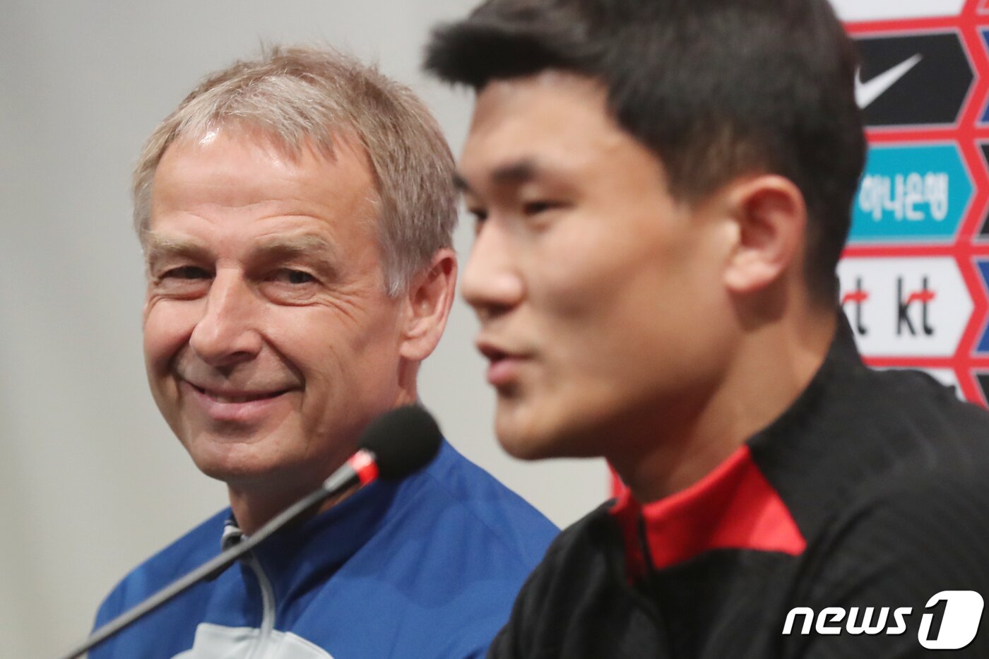 본문 이미지 - 위르겐 클린스만 대한민국 축구 국가대표팀 감독이 27일 오후 경기도 파주 축구국가대표트레이닝센터(NFC)에서 열린 기자회견에서 취재진의 질문에 답하는 김민재를 바라보고 있다. 2023.3.27/뉴스1 ⓒ News1 민경석 기자