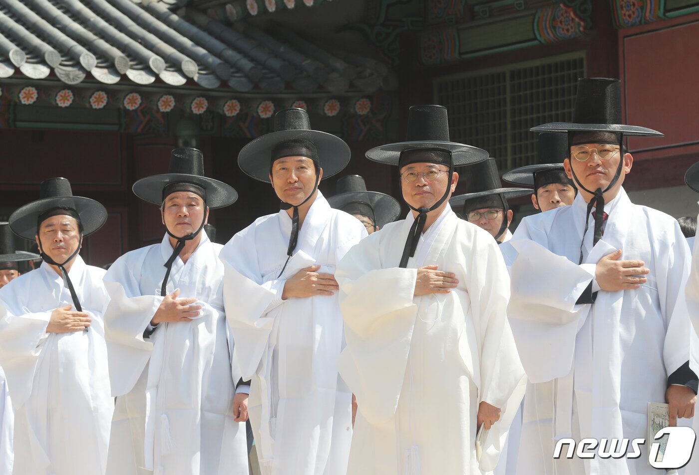본문 이미지 - 갓과 도포를 입은 오세훈 서울시장, 이철우 경북도지사 등이 27일 서울 종로구 경복궁 사정전에서 열린 '퇴계 선생 마지막 귀향길 재현 행사' 개막식에서 국기에 경례를 하고 있다. 2023.3.27/뉴스1 ⓒ News1 송원영 기자