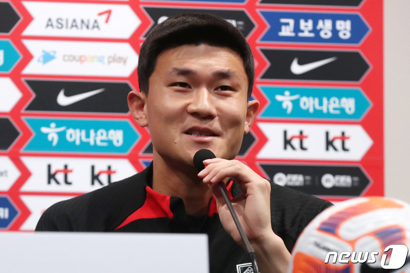 본문 이미지 - 대한민국 축구 국가대표팀 김민재가 27일 오후 경기도 파주 축구국가대표트레이닝센터(NFC)에서 열린 기자회견에서 취재진의 질문에 답하고 있다. 2023.3.27/뉴스1 ⓒ News1 민경석 기자