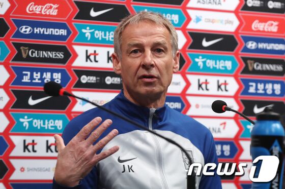 위르겐 클린스만 대한민국 축구 국가대표팀 감독이 27일 오후 경기도 파주 축구국가대표트레이닝센터(NFC)에서 열린 기자회견에서 취재진의 질문에 답하고 있다. 2023.3.27/뉴스1 © News1 민경석 기자