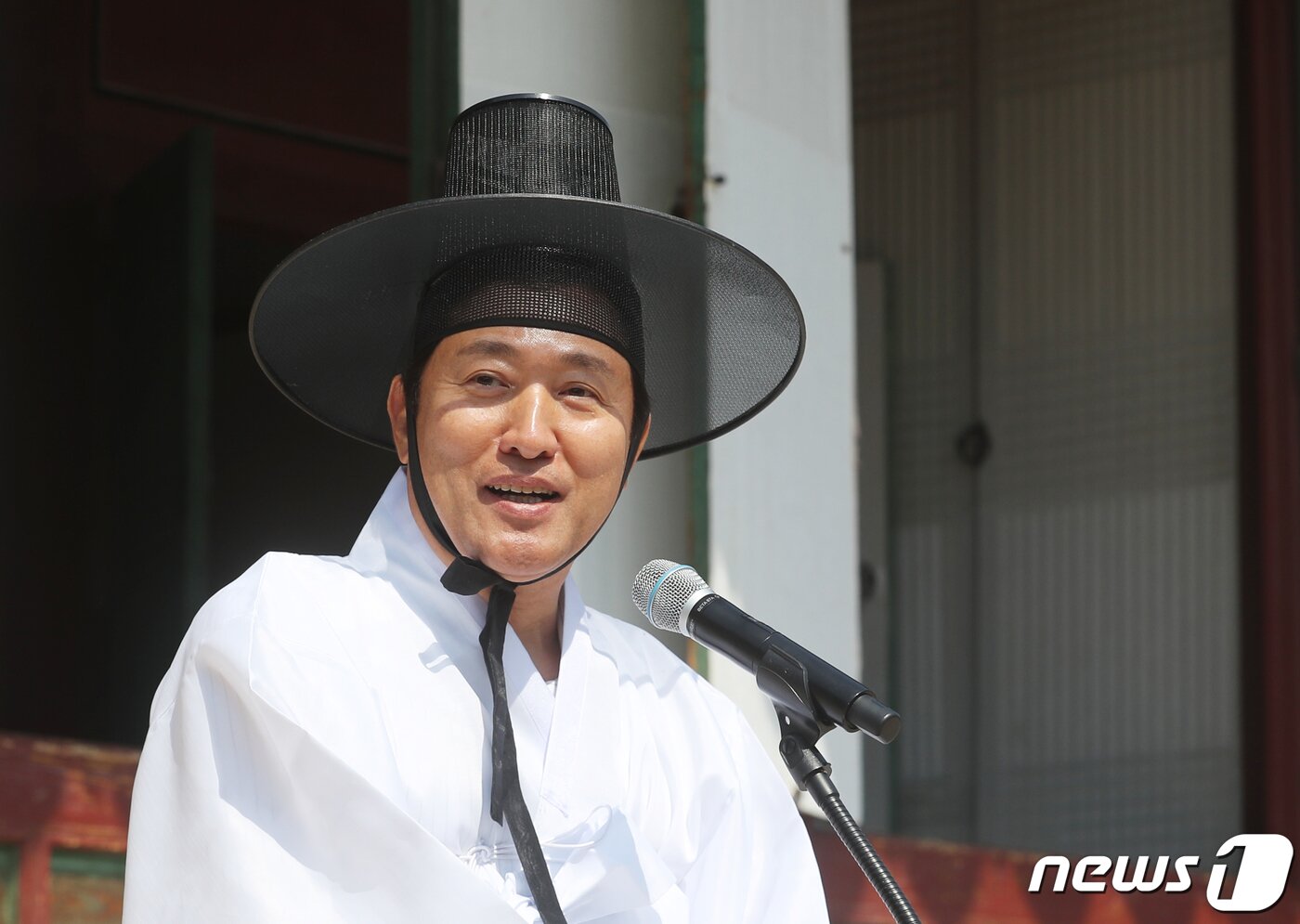 본문 이미지 - 갓과 도포를 입은 오세훈 서울시장이 27일 서울 종로구 경복궁 사정전에서 열린 '퇴계 선생 마지막 귀향길 재현 행사' 개막식에서 환영사를 하고 있다. 2023.3.27/뉴스1 ⓒ News1 송원영 기자