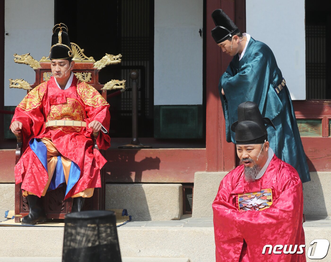 본문 이미지 - 27일 서울 종로구 경복궁 사정전에서 열린 '퇴계 선생 마지막 귀향길 재현 행사'에서 '물러남의 길을 열다' 연극 공연이 진행되고 있다. 2023.3.27/뉴스1 ⓒ News1 송원영 기자